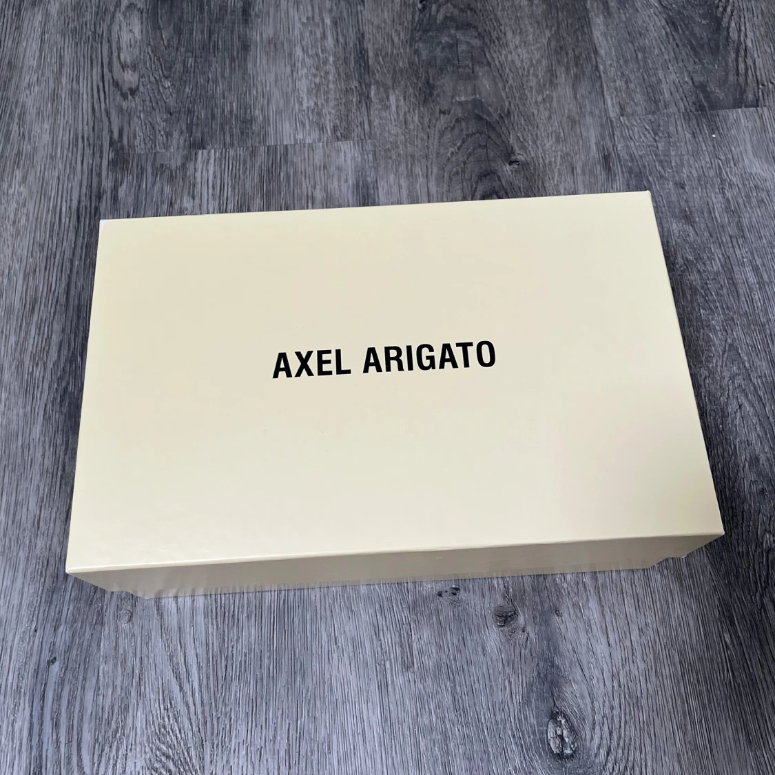 Grå sneakers från Axel Arigato mocka - 3