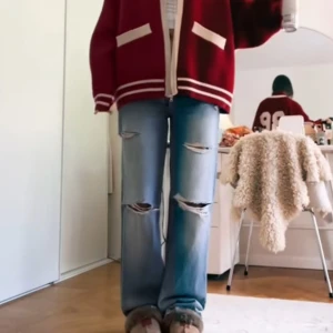 Jeans  - Super snygga, har slits vid hälen på ena benet men annars i sjukt bra skick. Sälja inte längre. Skriv vid intresse🩷