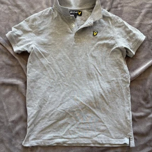 Lyle & Scoot piké - Nu är denna klassiska Lyle & Scoot pikén till salu!🍾| Skick: 8/10 | Storlek: 14/15 years | Nypris: 500 | Tveka inte på att höra av dig vid frågor och funderingar!👍