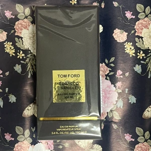 Tom Ford Tobacco Vanille EdP 100ml - *KVITTO FINNS* Tom Ford Tobacco Vanille Eau de Parfum 100 ml i elegant mörkgrå kartong med guldiga detaljer. Lyxig och ikonisk doft med inslag av tobak och vanilj. Förpackningen har Sephora-sticker och är stilren med exklusiv känsla.