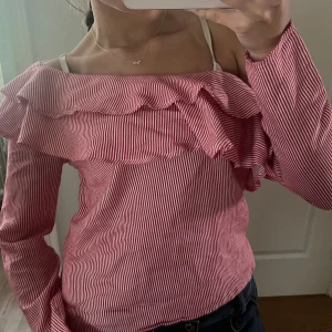 Randig offshoulder topp med volang - Så söt o fin❤️köpt för 295!! Priset kan diskuteras
