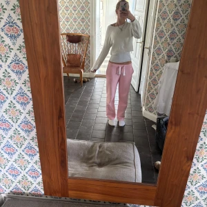 Vit croppad stickad tröja - Säljer en vit croppad stickad tröja med lång ärm och rund hals. Tröjan har en ribbad struktur och är perfekt för dig som gillar en enkel men trendig look. Passar snyggt till både jeans och mjukisbyxor.