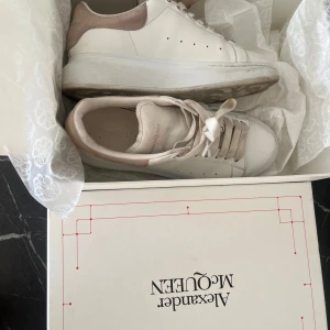 Alexander McQueen vita sneakers - Oversized vita sneakers från Alexander McQueen med risa/beige mockadetaljer. Mycket bra skick då dom endast är använda ett fåtal gånger. Inköpspris 5500kr. Orginalbox medföljer. 
