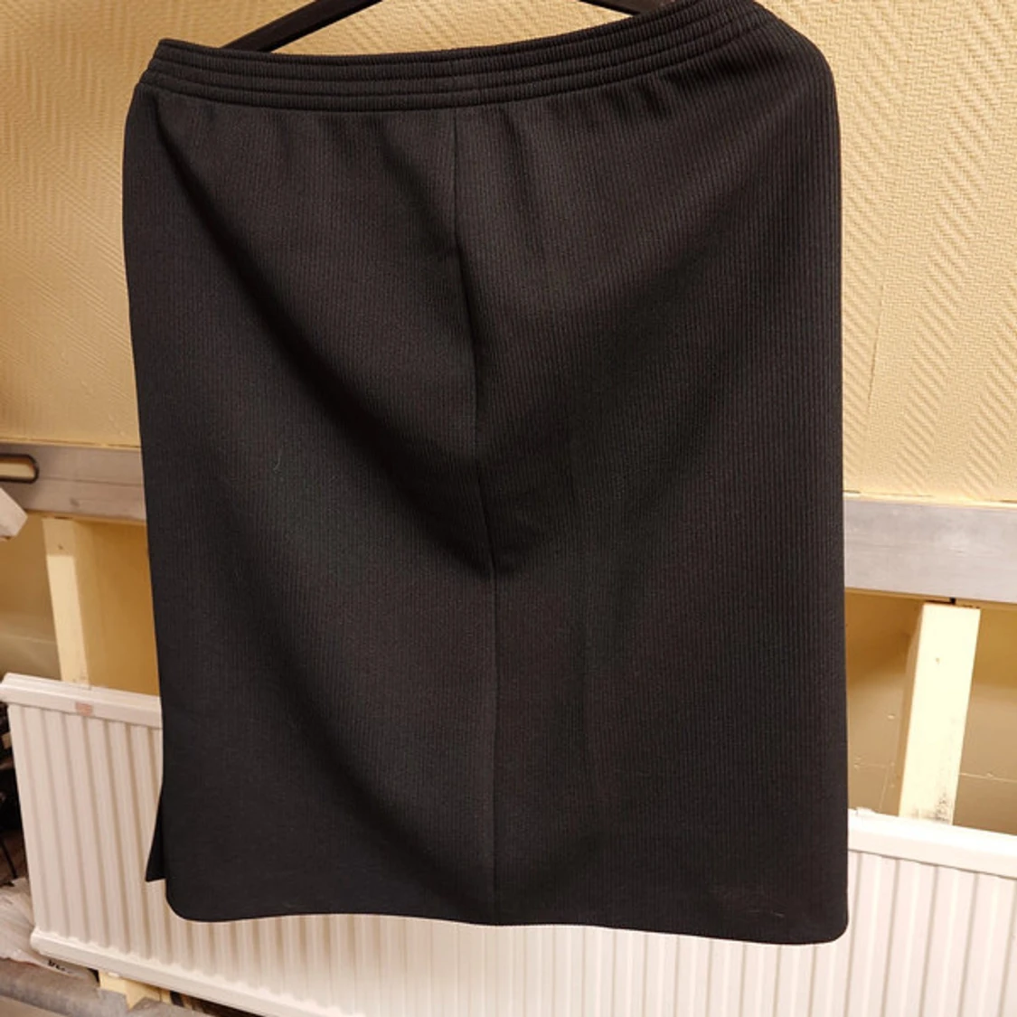 Svart ribbad långkjol - 1