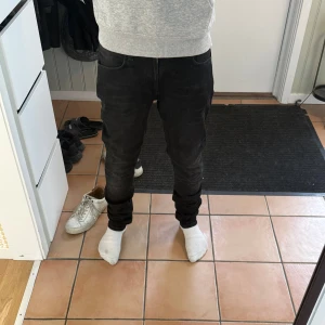 Svarta Nudie jeans - Säljer ett par svarta jeans från Nudie. Använt endast ett få tal gånger endast, mitt pris 600.