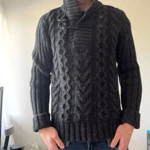 Selected homme tjocktröja - Säljer min tjocktröja från selected homme då jag inte använder den, inga defekter på plagget. Är 185cm och den passar mig perfekt. Det är bara att höra av sig om det finns funderingar😄