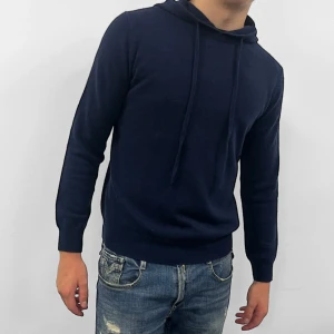 Kashmir hoodie  - Tjena, säljer en Kashmir Tröja 70% merinoull och 30% Kashmir ifrån mitt klädföretag. Tröjorna ligger inplastade. De finns en mörkblå i small annars bara i Large kvar. Hör av dig om du har några fler frågor (Repost annons!)