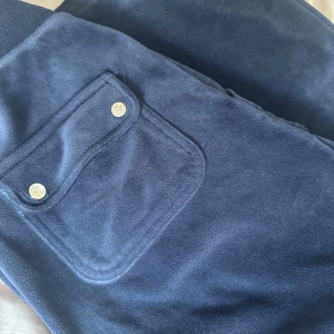 juicy couture byxor  - juicy couture byxor i storlek xs mörkblåa