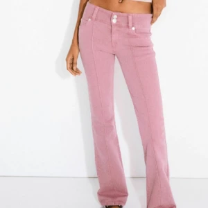 Bootcut jeans i rosa från Bershka - Ge gärna ett pris förslag!! Bootcut jeans från Bershka i rosa nyans. Säljer då dem tyvärr inte passa, helt nya med lappar kvar.
