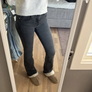 Svarta bootcut jeans från Levis - Snygga svarta jeans från Lager 157 med bootcut-modell och klassisk femficksdesign. Jeansen har mid waist och är tillverkade i mjukt denimtyg med lite stretch för skön passform. Perfekta till sneakers eller boots för en avslappnad look.