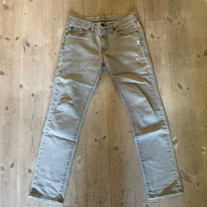 Levis 511 - Levis 511, low waist slim fit vintage jeans. Lite slitage hål vid vänster ficka som fanns när jag köpte dom. Strl 30.