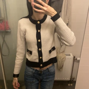 fin tröja  - säljer min tröja, vet ej vart den är ifrån 