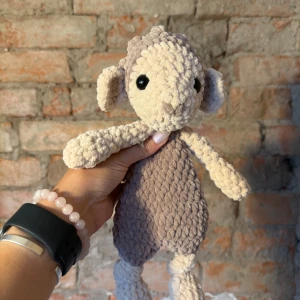 Lammsnutte brun & beige - Virkad lammsnutte av mjukt oeko-tex certifierat garn. Gjord av mig i hemmiljö där katt och hund förekommer. 