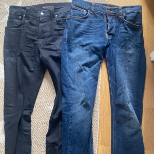 De svarta nudie jeansen - grim tim  - Säljer ett par jeans från Nudie , ett par i svart. i modellen grimtim, de är i nyskick och oanvända, skriv om fler bilder önskas. Storlek 29-32 i båda. Säljer båda för 900 kr eller ett par 500kr. ( nypris 1600kr/styck)   ! De blåa är sålda! 