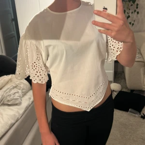 Vit blus från Filippa K - Finare vit blus från Filippa K använd 1 gång. Köpt för ca 1200 för typ ett år sen. 