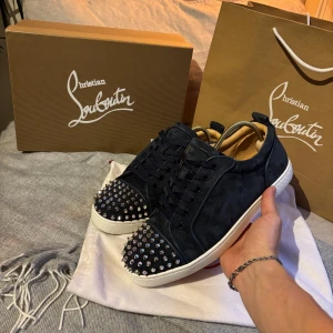 Christian Louboutin mörkblå sneakers med nitar - Säljer ett par mörkblå sneakers från Christian Louboutin med coola silverfärgade nitar på tån Kvitto finns självklart! Storlek 43, endast små tecken på användning🙂