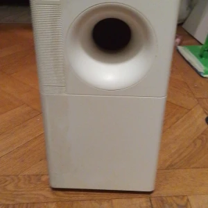 BOSE SUBWOOFER repainting - Bilderna visar en högtalare, inte en bok. Ingen boktitel, författare eller relevant bokinformation kan identifieras från dessa bilder.                                                                                            Detta på grund av att det är en BOSE Subwoofer Acoustimass 5 series lll Directing/Reflecting speaker system. (obs endast subwoofer). Made 1990 står det. Det jag vill är att få den ommålad och sedan tillbaka skickad till mig igen. Förskottsbetalning gör såklart.