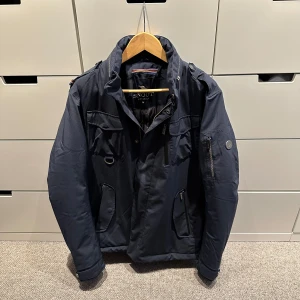 Snoot Field Jacket - Säljer min Snoot ”LIVORNO FREDDO” fodrade field jacket. Perfekt för kallare höstar. Väldigt bra skick, använd en höst och en vår. Tvivla inte på att höra av dig.