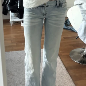 Ljusblå bootcut jeans weekday - Ljus blåa jeans från weekday i storlek w25/L32 💕