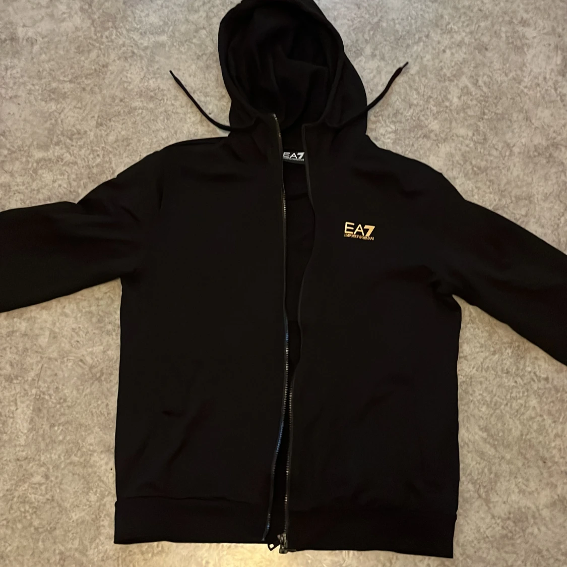 Svart EA7 hoodie med dragkedja