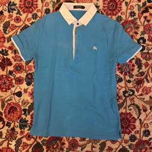 Burberry Piké - Sällsynt black label piké, vintage och även köpt secondhand i Osaka. Perfekt för sommaren och den svenska hösten. Storlek S då 2=S