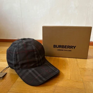 Burberry keps - Säljer en helt ny burberry keps i storlek M. Låda följer med. Pris kan diskuteras.