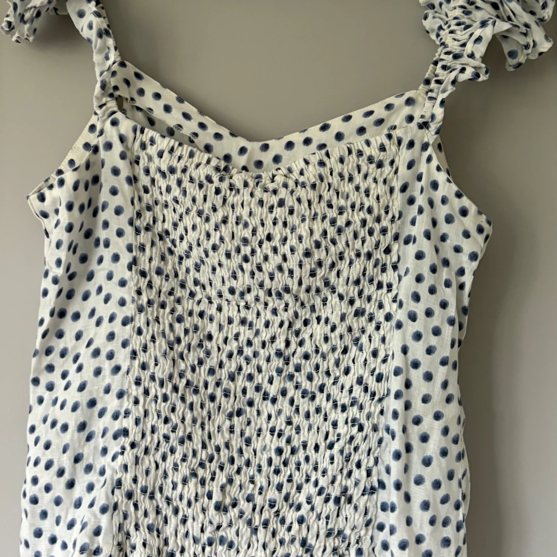 Prickig linnetopp med volangaxel - 1