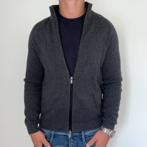 Massimo Dutti full zip  - Massimo Dutti | skick 9/10 | Storlek M | Pris - 449kr | Modellen är ca 178cm lång | Hör av dig vid minsta fråga eller fundering!!