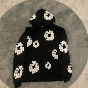 Denim Tears Hoodie - Säljer en helt ny denim tears hoodie STRL M🚚📦