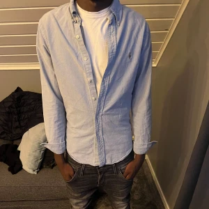 Ljusblå skjorta från Ralph Lauren - Säljer en tvär fet skjorta från Ralph Lauren | Storlek: slimfit S | Hör av er för frågor ✌️| Längd på modellen : 178 | Vikt på modellen : 65