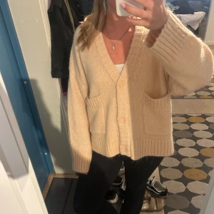 Oversized kofta  - Supersnygg kofta i korall🪸 Perfekt till hösten. Endast använd en gång!!🩷🧡Strl M/L Nypris:699kr