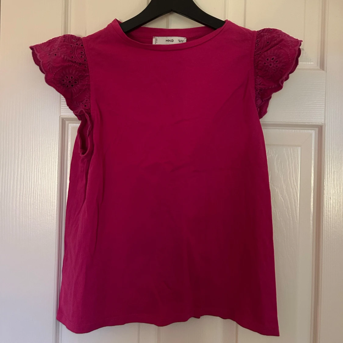 Rosa blus med broderade volangärmar MNG