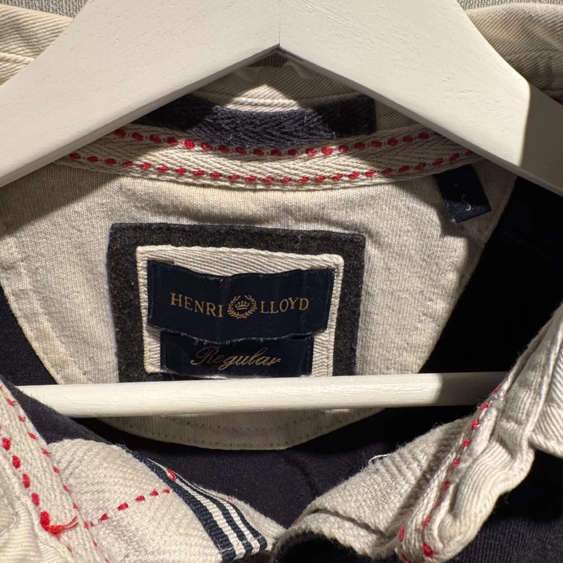 Marinblå pikétröja från Henri Lloyd - 1