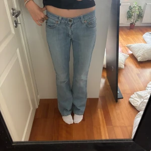 Levis 517 bootcut jeans ljusblå - Säljer ett par klassiska Levis 517 jeans i ljusblå tvätt. De har bootcut passform, låg midja och fem fickor. Jeansen är i mjukt bomullsjeansmaterial och har snygga detaljer med kopparfärgade nitar och Levis-patch bak i midjan.🤍