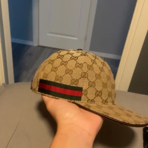 Beige gucci keps - Fick I present ett par månader sen aldrig använts, pris kan diskuteras vid snabb affär, KOLLA NOGGRANT INNAN DU KÖPER,skickas inom 24H vid fler frågor bara skriv svaras så snabbt som möjligt 