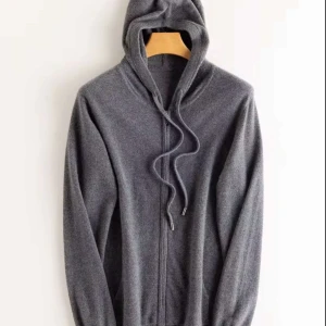 kashmir hoodie - Mjuk och stilren grå hoodie i kashmir med dragkedja framtill och snörning i huvan. Perfekt för dig som gillar en clean look och vill ha något riktigt bekvämt. Långärmad modell med avslappnad passform.