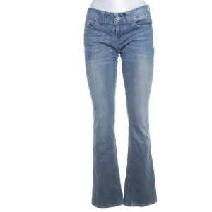 Bootcut jeans från Guess, ljusblå, stl 27 - Skitsnygga lågmidjade jeans från guessnköpta på Sellpy, midjemått 80 cm och innebrndmått ca 83 cm