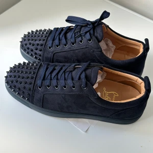 Christian Louboutin svarta sneakers med nitar - Snygga mörkblå sneakers från Christian Louboutin. 