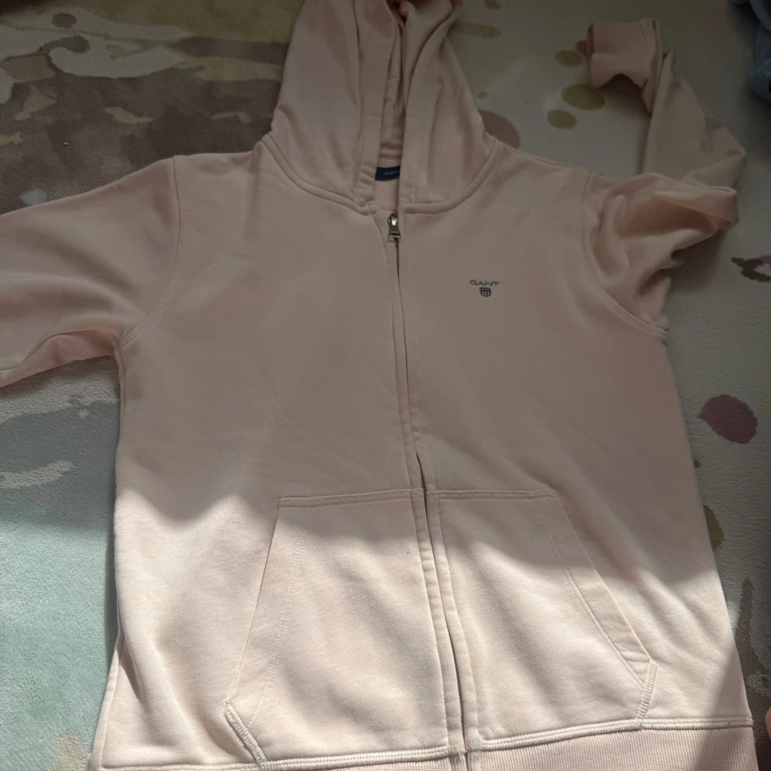 Ljusrosa hoodie från GANT med dragkedja