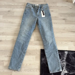Ljusblå raka jeans från Mango - Snygga ljusblå jeans från Mango i rak modell. Jeansen har klassisk femficksdesign, gylf med dragkedja och knapp samt bälteshällor. Tillverkade i hållbar bomull och har en clean, tidlös look som funkar till allt.