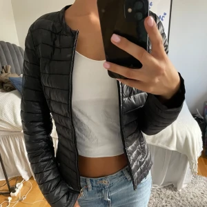 Dun jacka  - Jätte fin jacka från Guess. Köptes för ett tag sedan men kommer tyvärr inte till användning längre. Perfekt nu till hösten. 