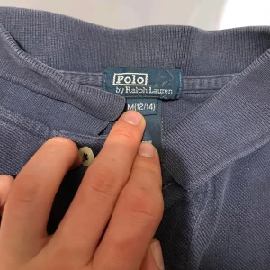 Polo Ralph Lauren pikétröja  - Använt men fint skick. Skriv om du har frågor! :) M i barnstolek. (14-16år) passar bra på 160-170