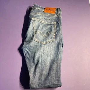 Replay Grover Jeans - Säljer Replay Grover jeans i klassisk blå tvätt , storlek 32/34. Jeansen har endast tecken på slitning i byxöppningen annars är dem i mycket bra skick.