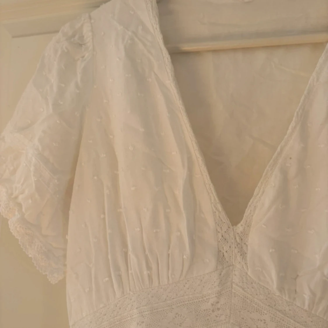 Vit långklänning med spets och prickar - 1