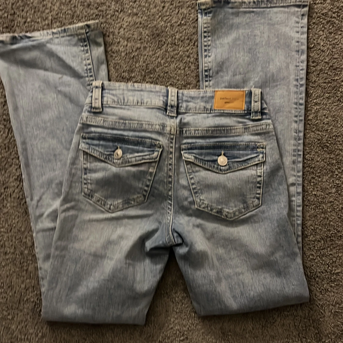 Ljusblå bootcut jeans från Gina Tricot - 1