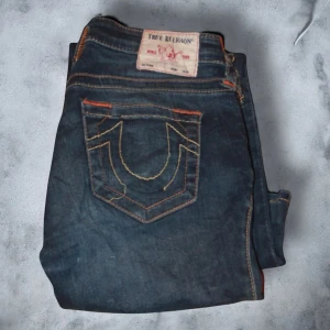 TRUE RELIGION JEANS  - E138: 28 w 📌Midja rakt över: 33 cm 📌Innerbenslängd: 74 cm 📌Ytterbenslängd: 98 cm 📌Skriv gärna om ni har frågor 📌