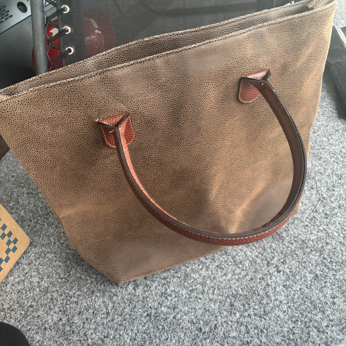 Brun shoppingväska med skinnhandtag - 1