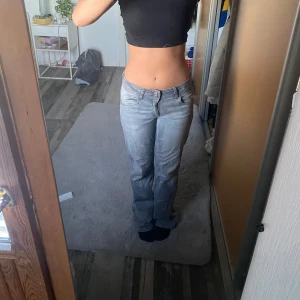 Grå bootcut jeans med låg midja - Säljer ett par grå jeans med snygg bootcut och låg midja.  