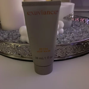 Exuviance Detox Mud Mask 30 ml - Exuviance Detox Mud Mask i en smidig tub på 30 ml. Masken är grå och används för att rengöra och fräscha upp huden. Perfekt för dig som vill ha en djupverkande ansiktsmask med detox-effekt.