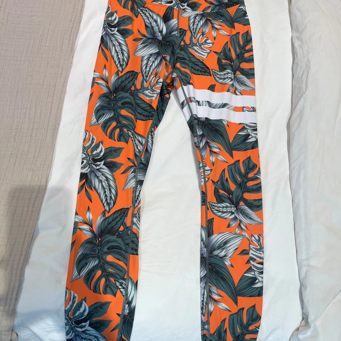 Orange mönstrat träningsset med gröna blad - 1